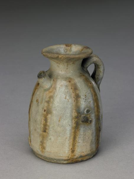 邛窑灰绿釉黄条彩撇口小壶