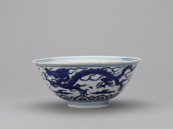 万历款青花双龙赶珠纹碗