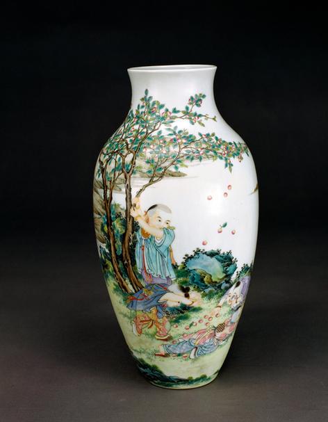 觯斋主人款粉彩婴戏图瓶