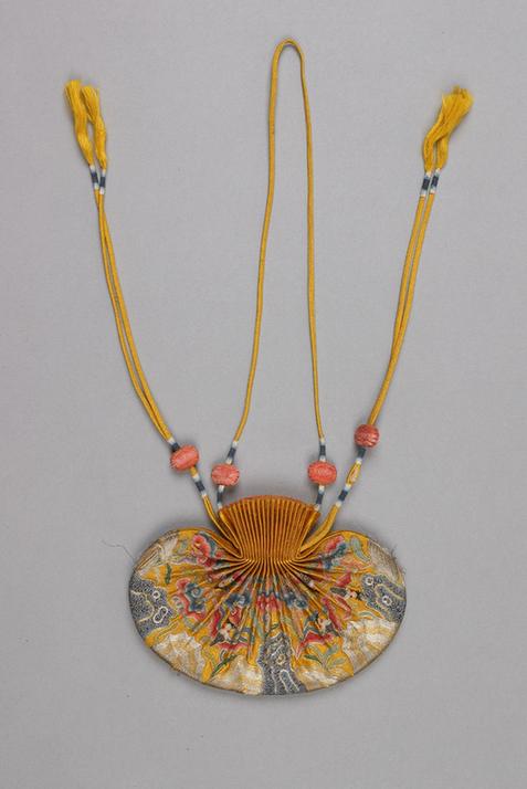 黄色缎平金绣灵芝蝠纹腰圆荷包