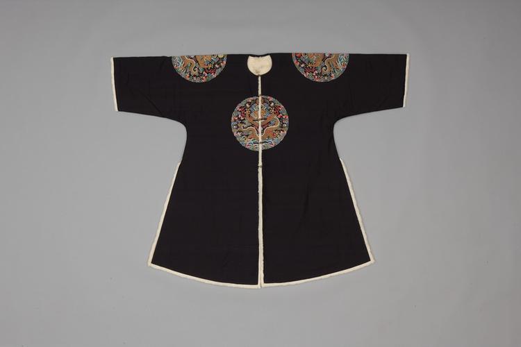 石青色缂丝四团彩云金龙纹银鼠皮衮服