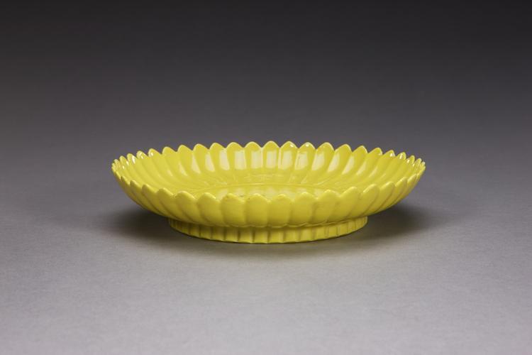 雍正款黄釉菊瓣盘