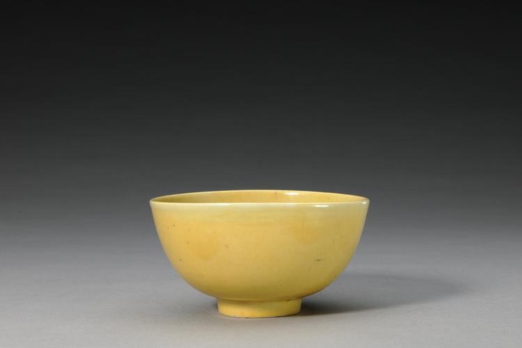 嘉靖款黄釉碗