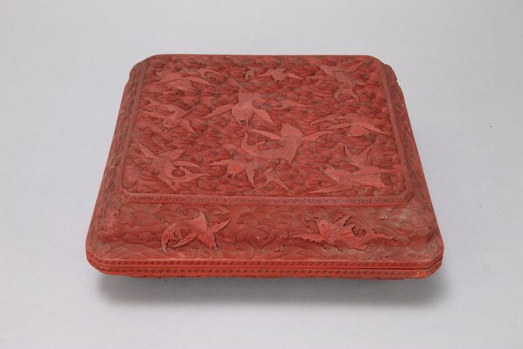 剔红海水飞鱼纹四方委角盒