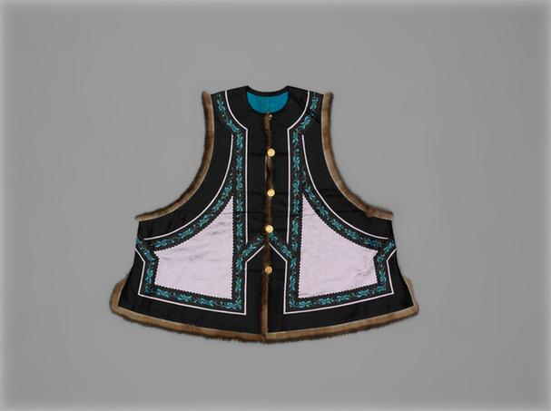 雪灰色蝠寿纹暗花缎镶貂皮边琵琶襟夹坎肩