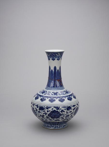 嘉庆款青花缠枝莲纹凸弦纹赏瓶