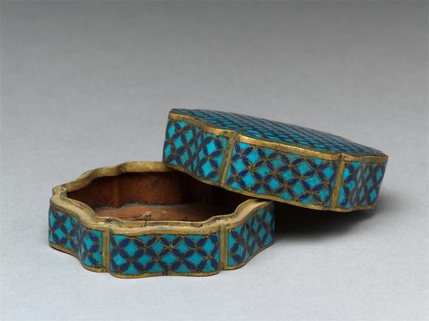 掐丝珐琅葵瓣式盒