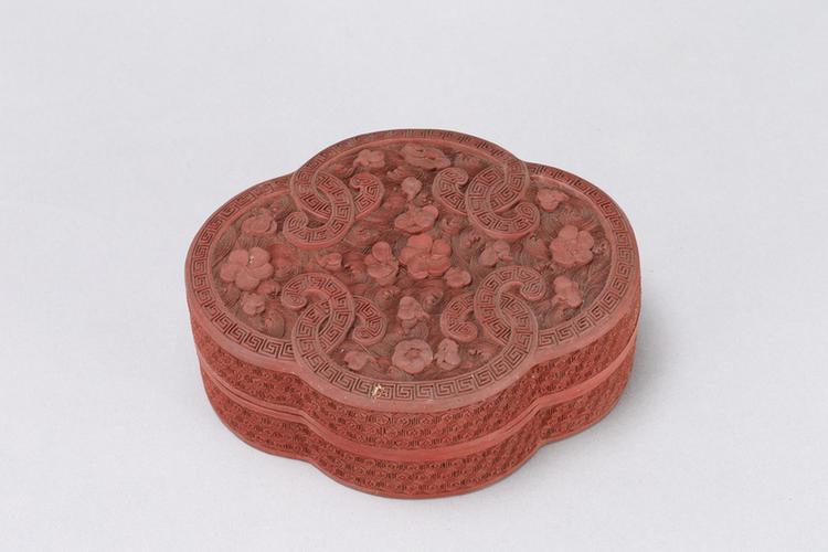 剔红落花流水云头纹海棠式盒