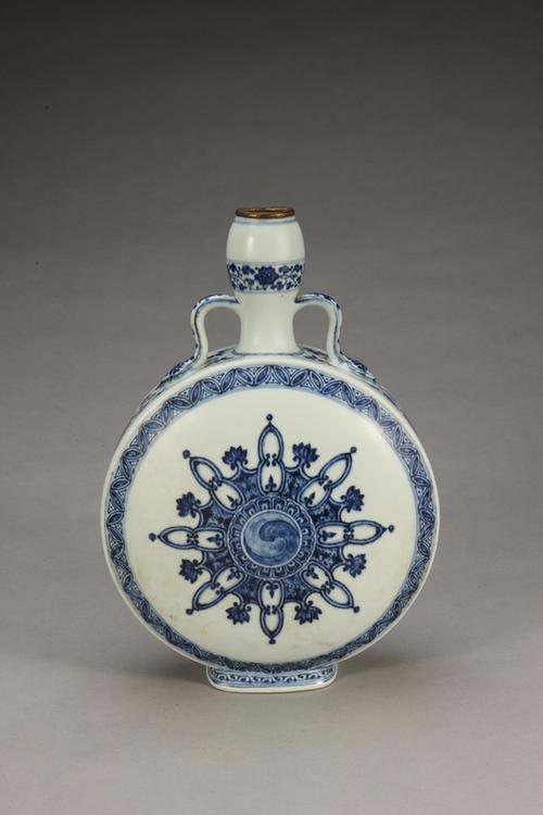 青花团花纹双耳背壶