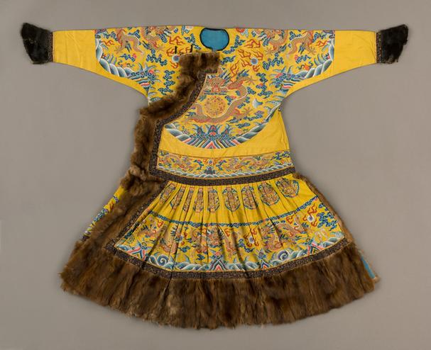 明黄色缂丝彩云金龙纹男夹朝袍