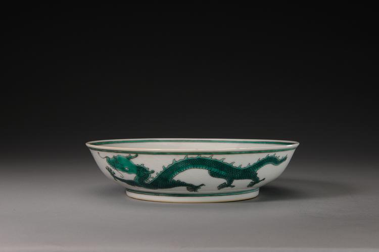 宣统款白地绿彩云龙纹暗刻海水纹盘