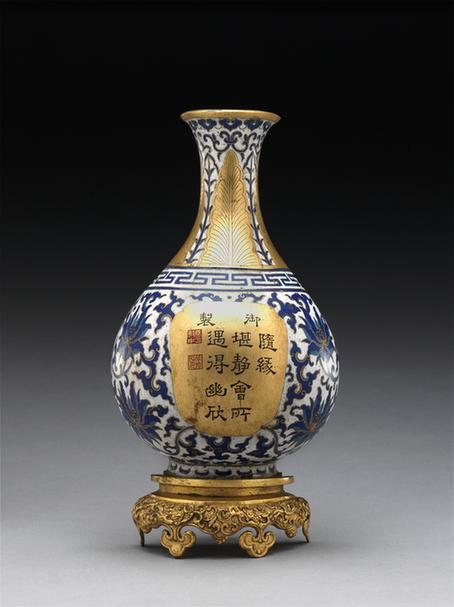 掐丝珐琅勾莲蕉叶纹开光诗句壁瓶