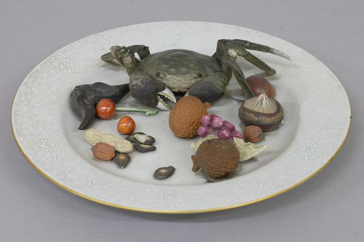 白地粉彩雕塑蟹果盘