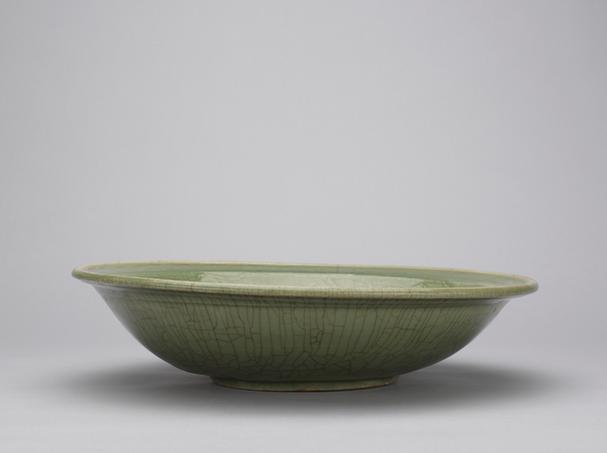 龙泉窑青釉刻云龙纹折沿盘