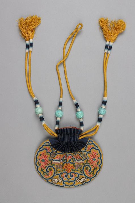 石青色缎口满纳菊花盘肠纹椭圆荷包