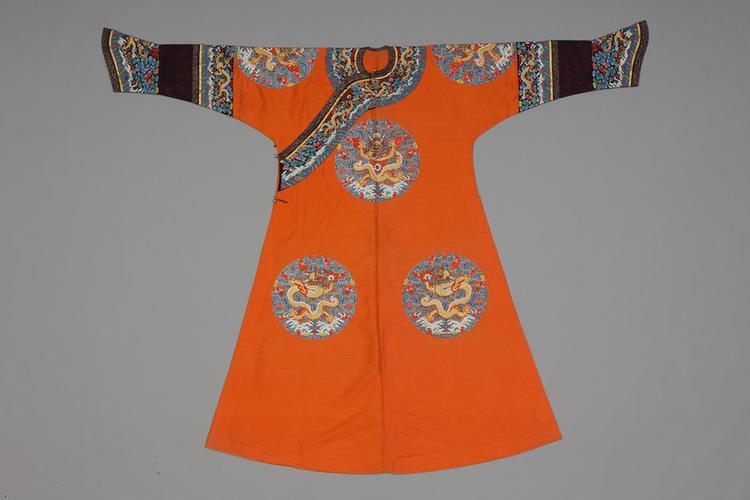 杏黄色纱绣八团彩云蝠金龙纹女单龙袍