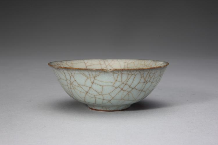 哥窑米黄釉葵瓣口盘