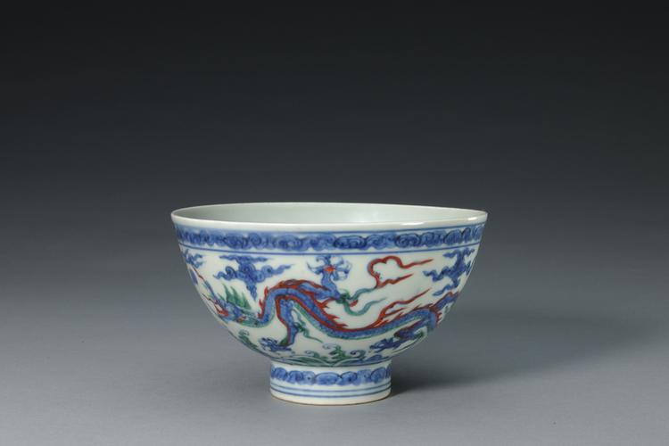 青花葡萄海水纹折沿盘