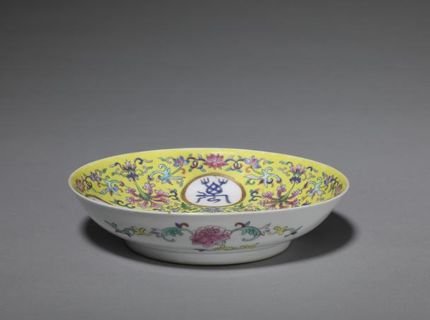 光绪款外白地里黄地粉彩描金花卉纹“万寿无疆”盘