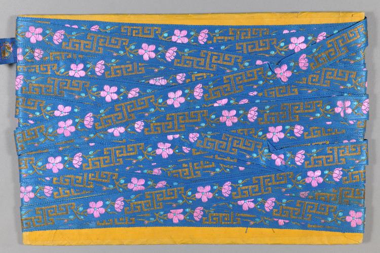 品蓝色缎地织金枝梅花回纹绦