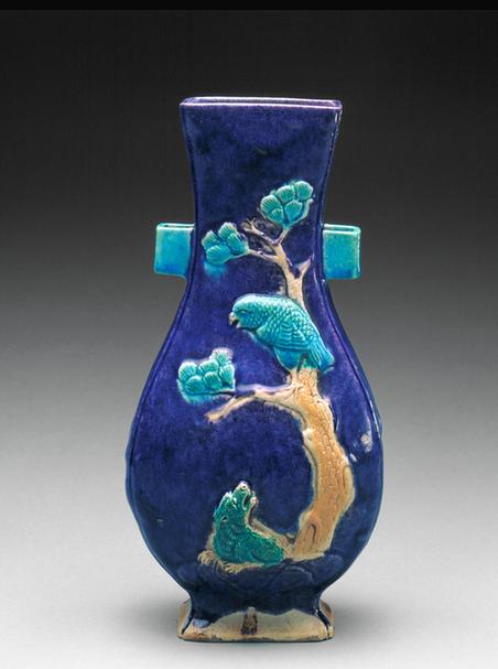 素三彩凸灵芝纹贯耳瓶