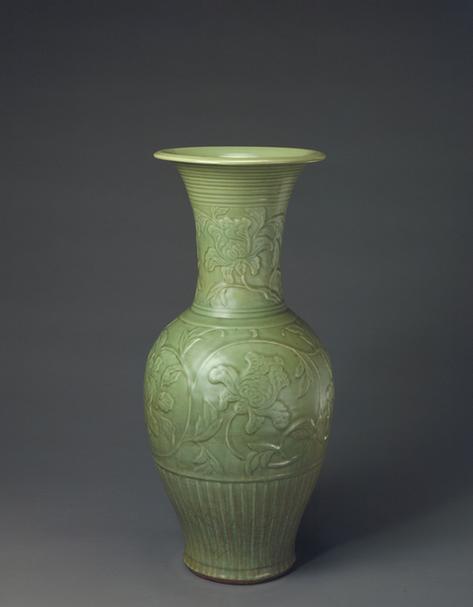 龙泉窑青釉凸花缠枝牡丹纹凤尾尊