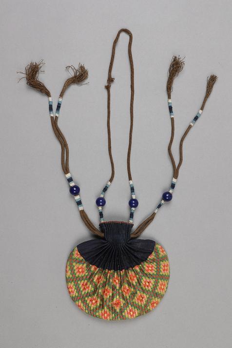 红青色缎口铺绒棋块朵花纹椭圆荷包