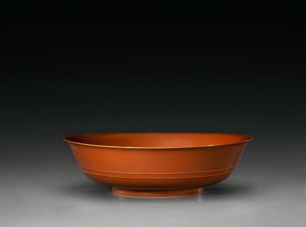 康熙款酱釉弦纹浅碗