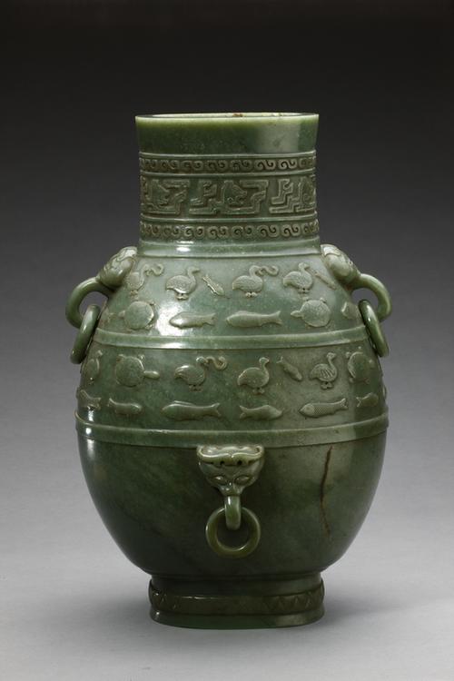 乾隆款碧玉鱼凫龟纹三兽耳活环扁壶