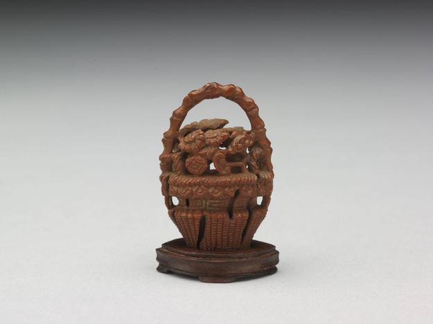 雕桃核花篮