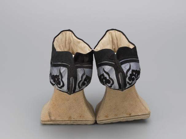 灰色缎绣墨如意纹花盆底夹鞋