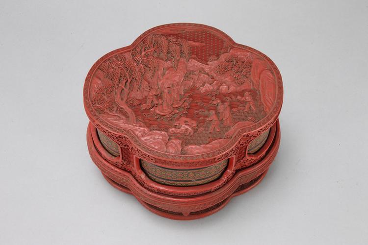 剔红山水人物图缠枝莲纹海棠式套盒