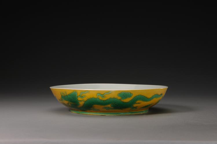 道光款里白釉外黄地绿彩云龙纹盘