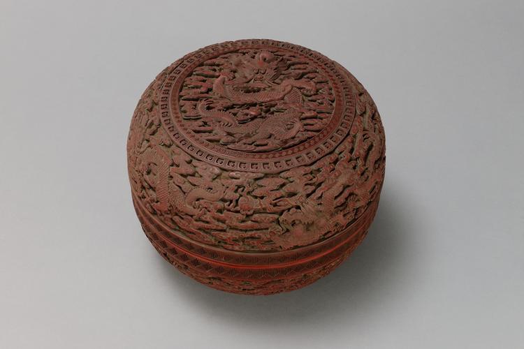 剔红云龙戏珠纹圆盒