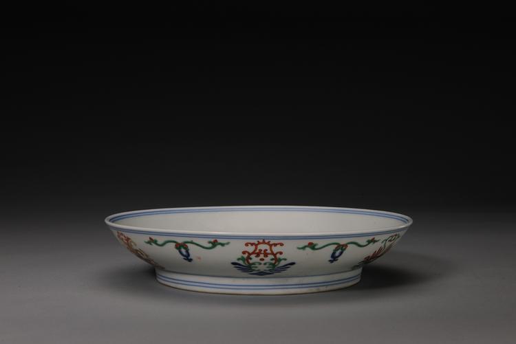 嘉庆款五彩朵花暗划龙凤纹盘