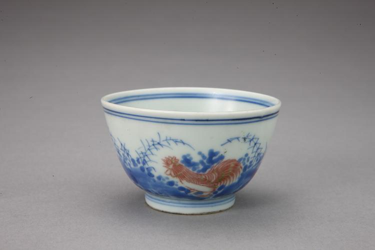 珍玉堂制款青花釉里红三雄鸡图杯