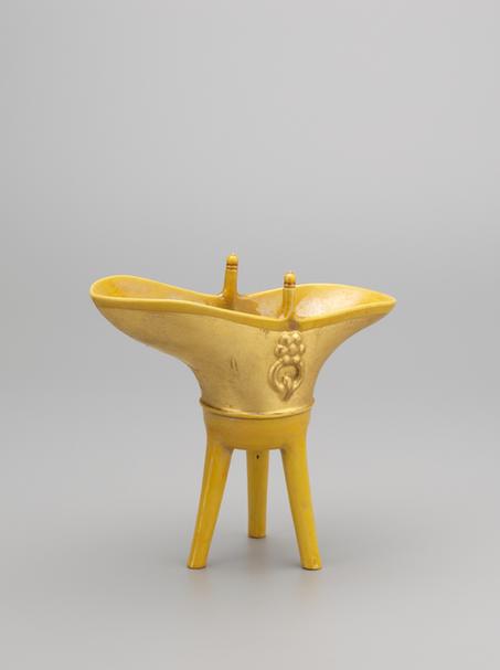 乾隆款黄釉涂金爵