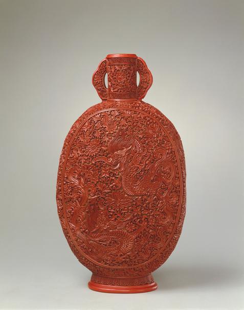 剔红龙穿花纹双耳扁瓶