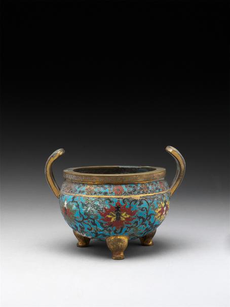 掐丝珐琅缠枝莲纹朝冠耳三足炉