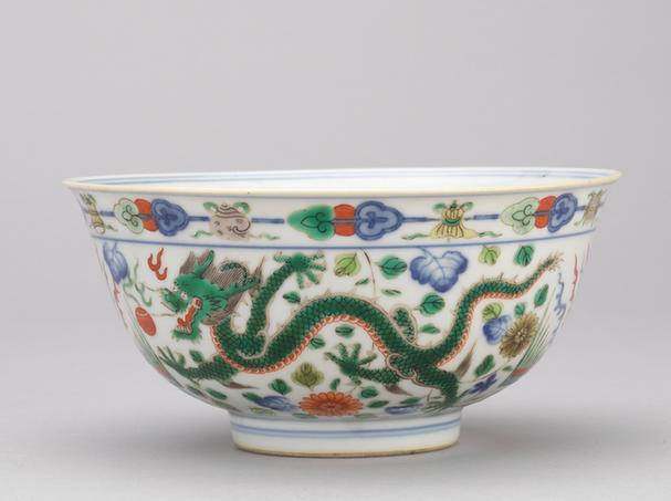 嘉庆款五彩龙凤戏珠纹碗