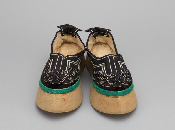 青色缎补绒云纹头尖底鞋