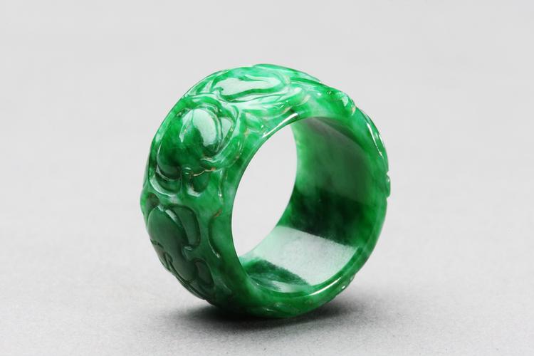 翠雕桃子纹戒指