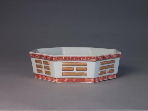 白地矾红彩描金八卦纹十方洗