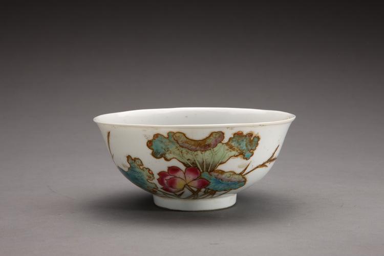 赵之谦款粉彩荷莲纹碗