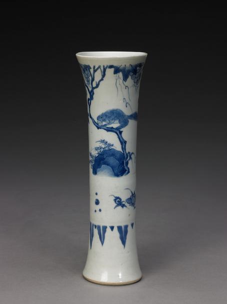 青花松鼠葡萄纹花插