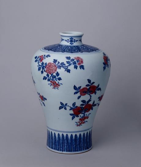 乾隆款青花釉里红三果纹梅瓶