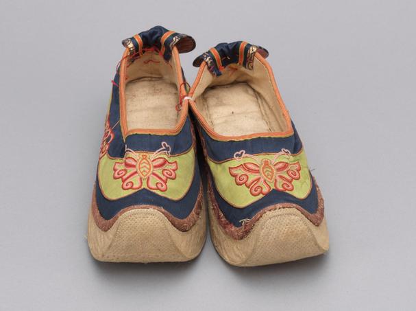 绿色缎盘绦蝴蝶纹皂鞋