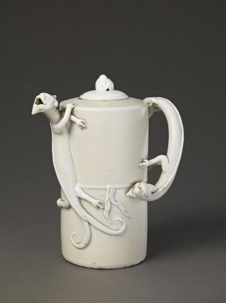 德化窑白釉凸雕蟠螭纹壶