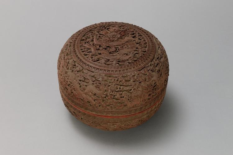 乾隆款剔红云龙戏珠纹圆盒