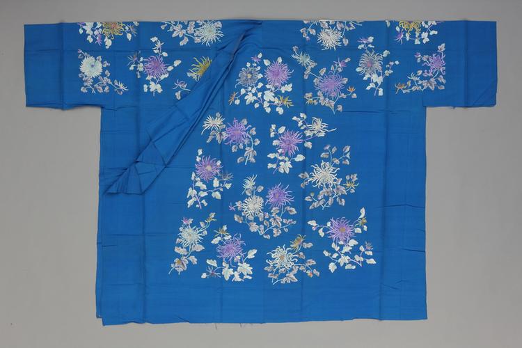 月白色绸绣浅彩菊花纹袍料